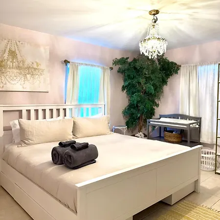 Beach Glam Abode - King Bed, Bbq, Beach Gear